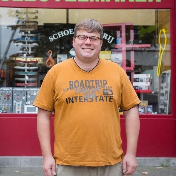Rob, slotenmaker voor Borsbeek, voor zijn winkel aan de Jules Moretuslei in Wilrijk